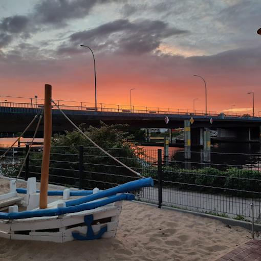 Spielschiff bei Sonnenuntergang – See-Piraten